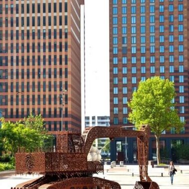 Wim-Delvoye-Caterpillar-215-ARTZUID-2011-archief