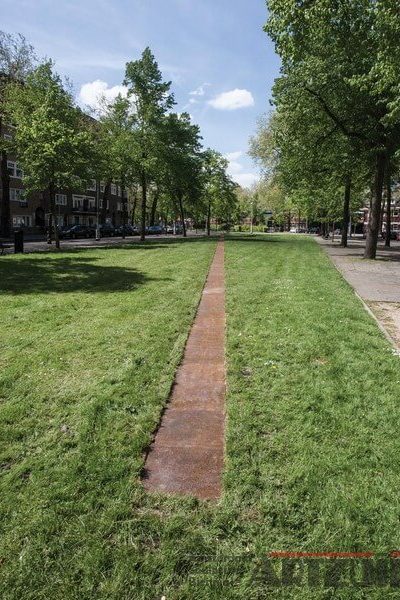 Carl Andre - 97 Steel Line for Prof. Laudois-ARTZUID-2013-archief