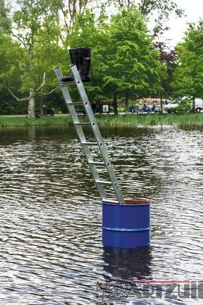 Roman Signer - Leiter mit Stiefeln-ARTZUID-2013-archief