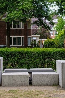 Karel Appel Matthew Monahan – ‘Daisy Pusher’ consists of Throne I - Satyr - Throne II, (2013 - 2018)– ‘Sitting Bird’ (1991)