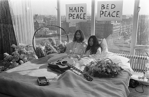 ARTZUID-2021-john-lennon-yoko-ono-hilton-amsterdam_2